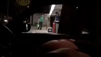 Thumbnail do vídeo: Kim mostrando o bumbum para estranhos no carro em México DF