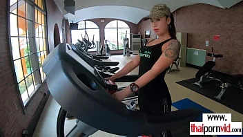 Thumbnail do vídeo: Busty Thai 18 anos rides big cock after workout