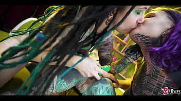 Thumbnail do vídeo: Two tattooed girls explore big toys together
