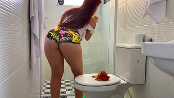 Thumbnail do vídeo: A empregada mais ousada do bairro usou shortinho e me deixou excitado