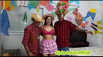 Thumbnail do vídeo: Muitas delícias na festa junina com Lía Loci - confira no Red e no