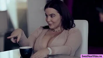 Thumbnail do vídeo: 3 Busty Lesbians Love Clit Fondling