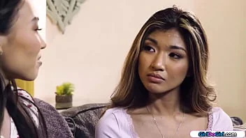 Thumbnail do vídeo: 18 yr old Asian facesittens petite 19 yr old