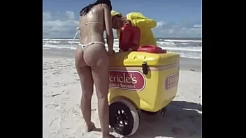 Thumbnail do vídeo: Mujer en micro bikini compra un helado