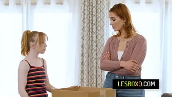 Thumbnail do vídeo: Busty redhead stepmom licks pussy with stepdaughter
