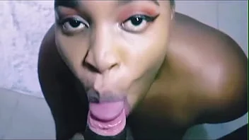 Thumbnail do vídeo: Bela negra seduzindo machos africanos
